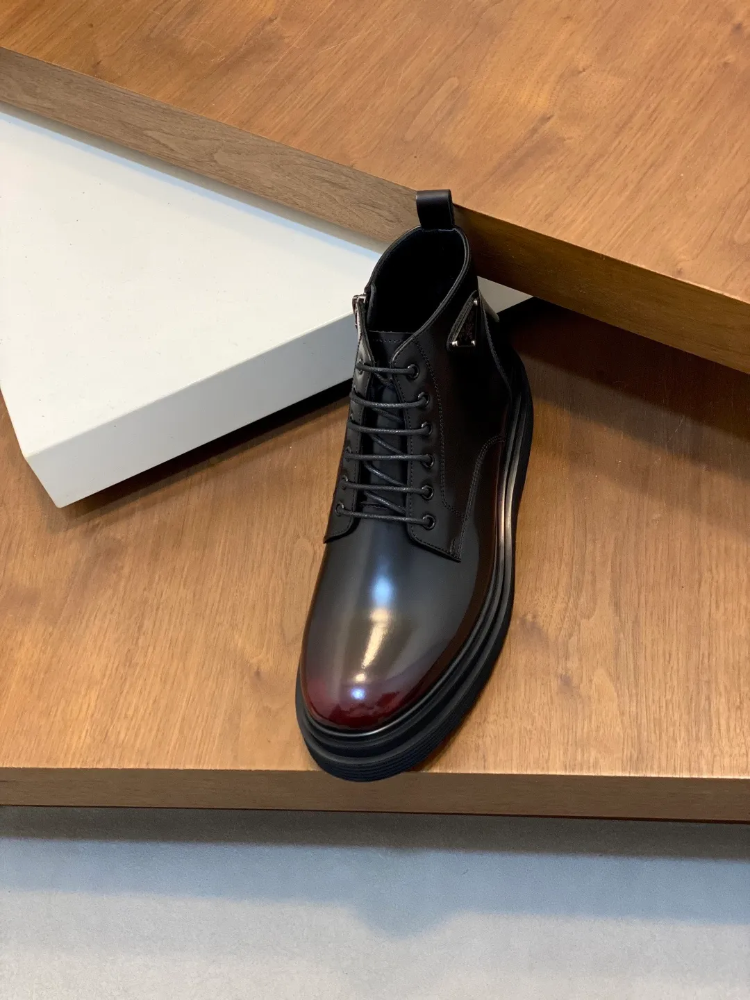 Men's men's shoes💰900 Prada/Prada Thick-soled formal wear shipped, same style at the counter, top-quality goods produced in Dongguan, those who know the goods should hurry up and start! New men's casual leather shoes, imported calfskin, shiny and translucent leather, uniform leather holes, fine texture, splicing and sewing technology, soft, comfortable and wrinkle-free, elegant Derby shoe shape, thickened and heavy-duty made, high-quality products that kill all currencies in the market, standard gold-label cowhide feet, calfskin lining, thickened rubber sole, durable and wear-resistant, ultra-light material, extremely comfortable for the upper foot, smooth surface, splicing lines, two styles to choose from, complete packaging! Size: 39-40-41-42-43-44 (45 customized) leather shoes